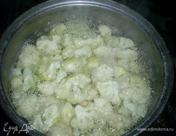 Цветную капусту отвариваем 5 минут в подсоленной воде.