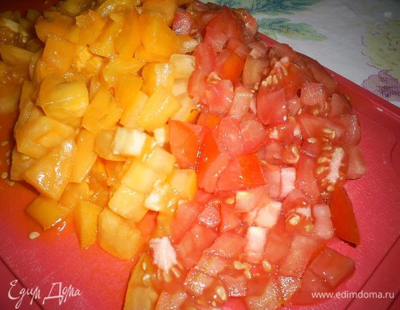 Тем временем нарезаем помидоры мелкими кубиками.