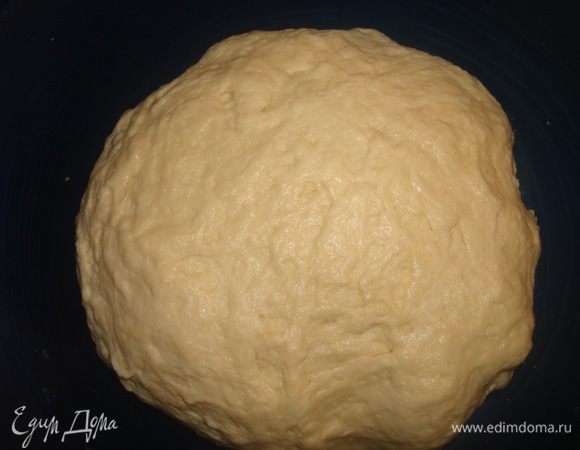 В теплом молоке с сахаром разведите дрожжи и дайте постоять в теплом месте минут 5, пока не образуется «шуба». Тем временем масло перетрите с мукой в крошку. Добавьте разрыхлитель и молоко с дрожжами. Замесите мягкое эластичное тесто. Оно получается жирным, поэтому не липнет к рукам. Тесто сформируйте в шар и оставьте в тепле на 15 минут. Затем уберите в холод на 40 минут.