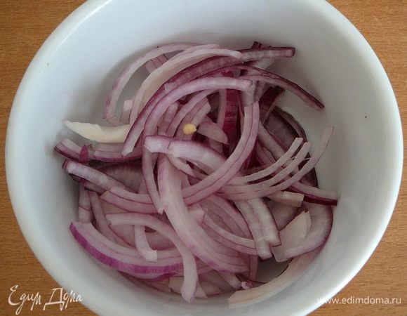 Лук нашинковать полукольцами.