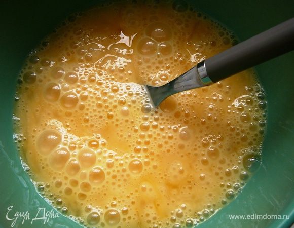 Смешать яйца с солью, молотым мускатным орехом и перцем.