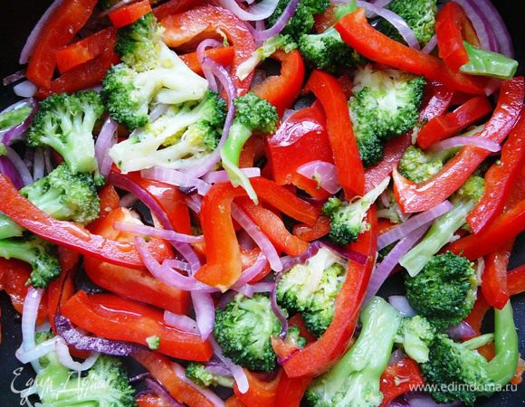 Нарезанный лук обжарить на сливочном масле до мягкости, добавить брокколи, обжаривать минуту, после чего добавить перец, жарить еще минуту. 