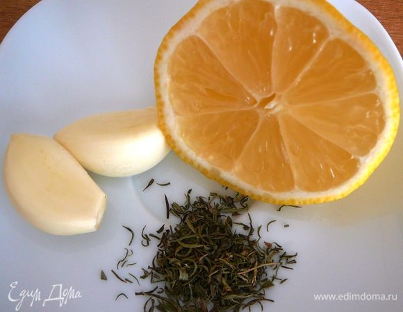 Выдавить к овощам сок из лимона и чеснок. Добавить щепотку тимьяна и оливковое масло.