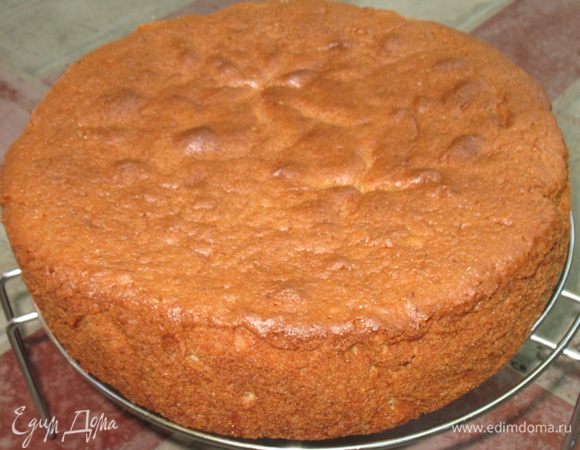 Готовый бисквит остудить и разрезать на 3 части.