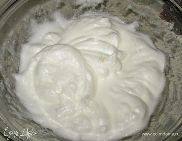 Готовим крем. Белки взбить в крепкую пену и постепенно добавить сахар. 
