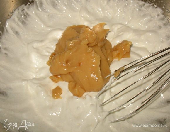 Добавить яблочное пюре и взбить. 