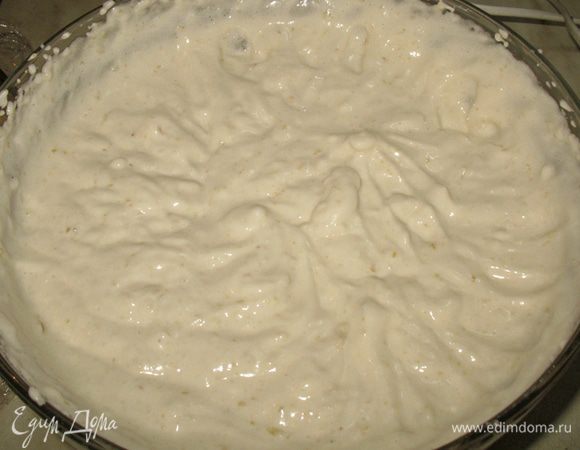 Желатин добавить к яично-яблочной смеси и аккуратно перемешать.