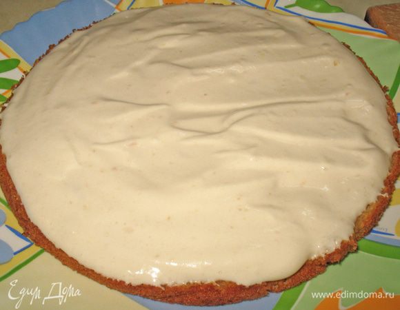 Смазать каждый корж кремом и бока тоже. Поставить в холодильник минут на 30, чтобы крем схватился.  Украсить торт по желанию, я пыталась украсить шоколадом да яблочными розами. У меня не получилось, видно ручки крючки. 