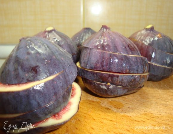 Инжир вымыть и высушить. Разрезать горизонтальна на кружочки.