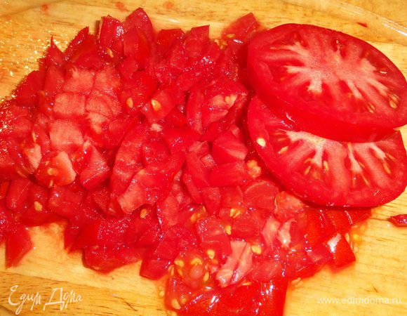 Помидоры взвешивайте после того как их вымоете и почистите. Мелко порежьте. Сложите в большую емкость. Поставьте на огонь.