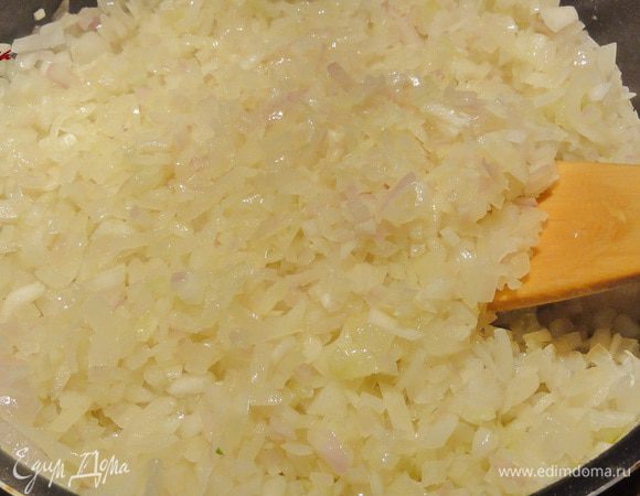 Пока томаты увариваются, подготовьте лук и чеснок. Лук порежьте на мелкие кубики и обжарьте на оливковом масле.