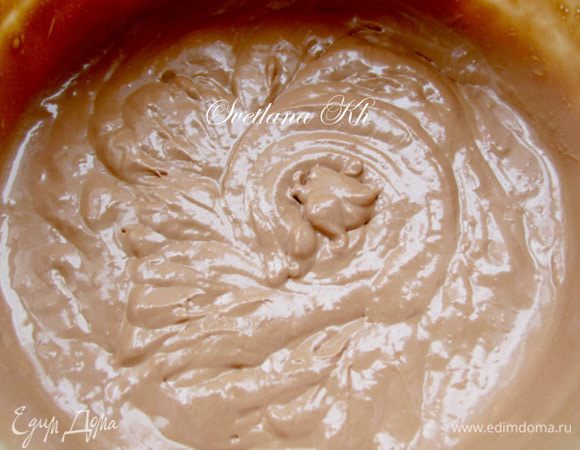 Взбить хорошо охлажденные сливки с шоколадом. Можно добавить ликер по желанию. Масса становится светлой и пышной, как мусс.