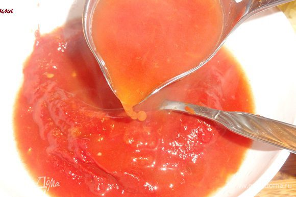 Томатную пасту разведите небольшим количеством жидкости из кастрюли, где варятся томаты, для того, что бы паста не легла на дно и не пригорела.
