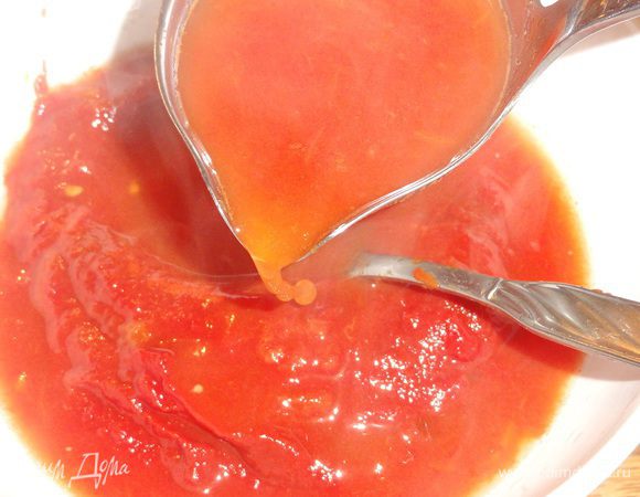 Томатную пасту разведите небольшим количеством жидкости из кастрюли, где варятся томаты, для того, что бы паста не легла на дно и не пригорела.