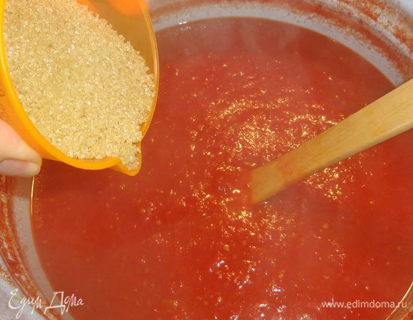 Добавьте соль и сахар. Не закладывайте все сразу. Положите сначала 2/3 части, перемешайте, попробуйте, а затем уже добавляйте оставшуюся часть. Тоже самое делайте со специями.