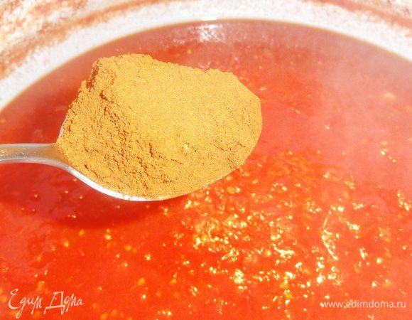 Теперь добавьте паприку. После каждой закладки дайте соусу провариться 1-2 минуты.