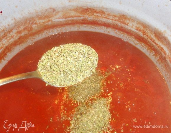 Теперь можно положить в соус орегано