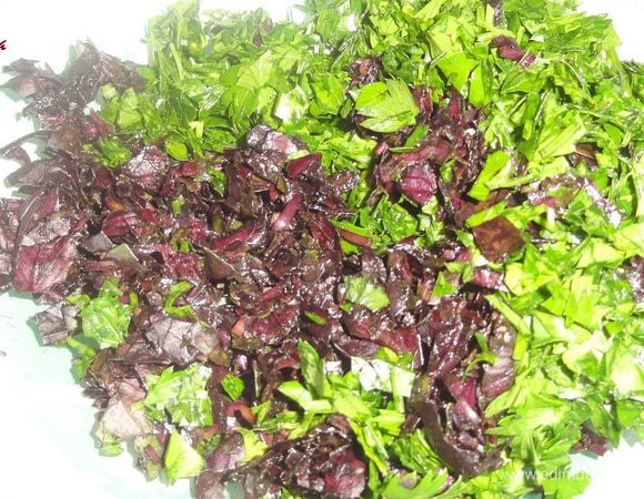 ...и мелко рубленную зелень.