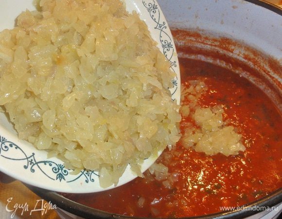 Выкладываем жареный лук и чеснок. Не забываем постоянно помешивать!