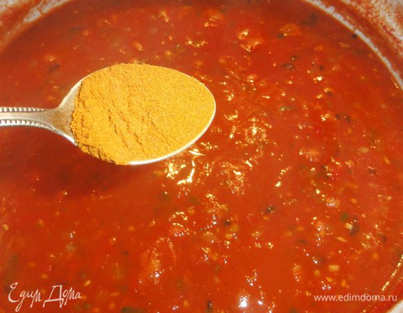 Осторожно добавляем перец черный и чили...