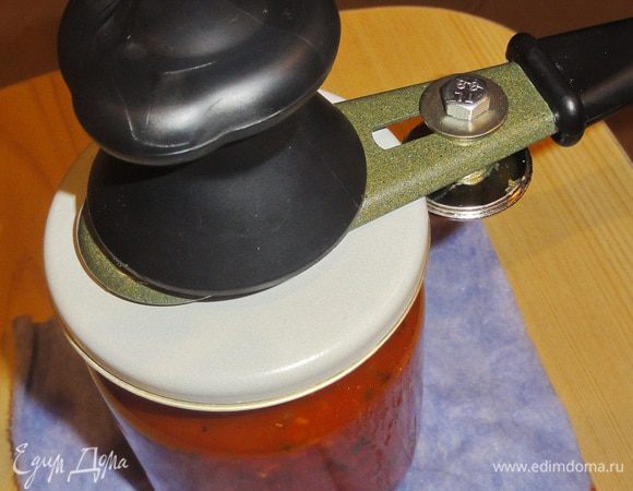 ...закатайте крышкой.