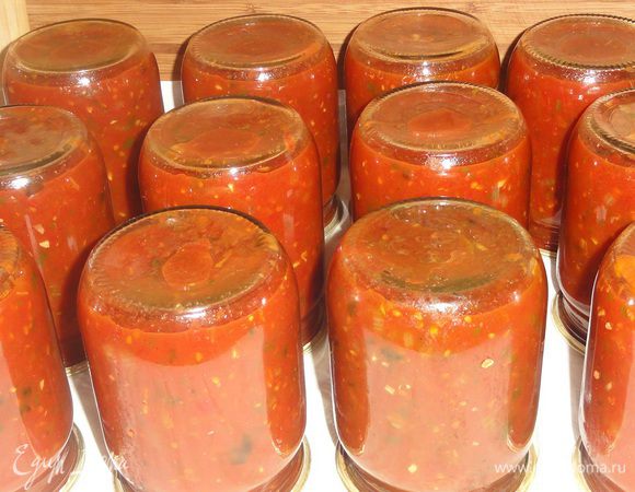 Банки уложите вверх дном. Оставьте до полного остывания. У меня получилось 12 поллитровых баночек.