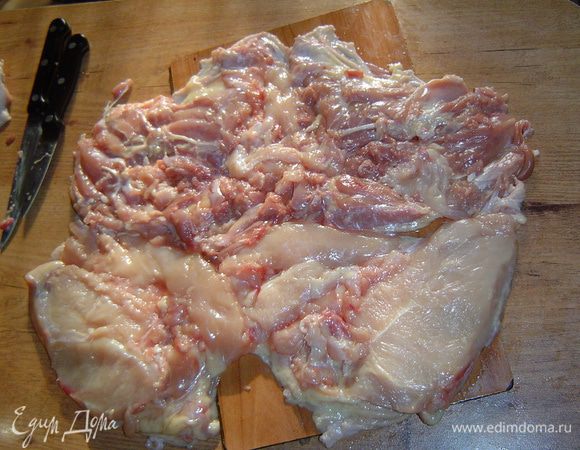 
Затем срезаем выступающее мясо и распределяем его по всей тушке.
