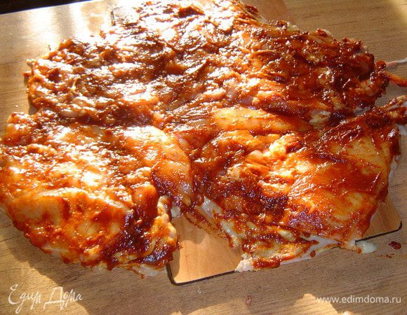 Этим соусом хорошенько смазываем тушку курицы, сворачиваем и кладем в миску на несколько часов для того, чтобы курица замариновалась.