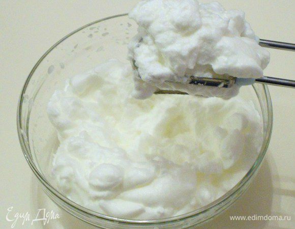 Взбить белки в очень крепкую пену. Для большей крепости пены желательно в конце взбивания добавить немного сахарной пудры. От плотности взбитых белков будет зависеть, растечется крем или нет.