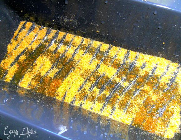 Силиконовую форму"кирпичик"сбрызгиваем растительным маслом и присыпаем панировочными сухарями...