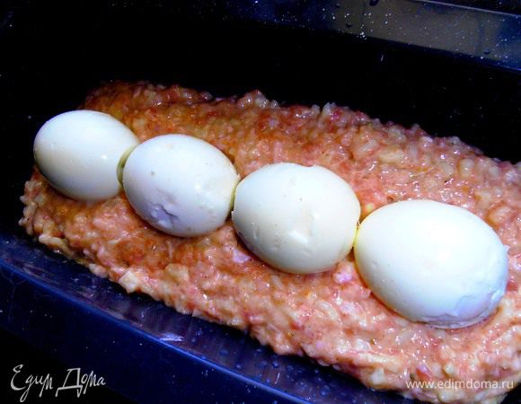 Половину мясной массы выкладываем на дно,а сверху отварные яйца(у меня вошло 4 шт.)