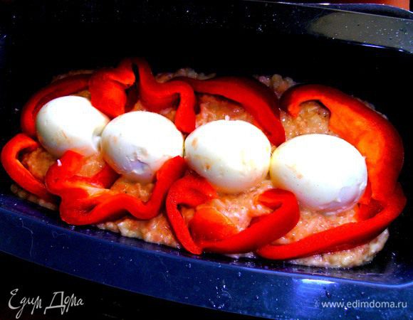 На яйца выложим половину сладкого перца полукольцами.