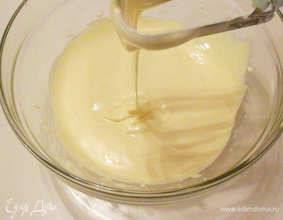 Желтки растереть добела с сахарной пудрой.