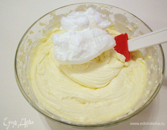 Белки по ложкам добавлять в крем и осторожно перемешивать.