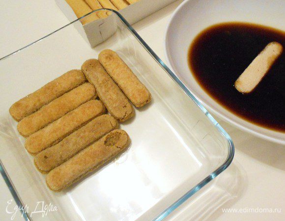 Холодный эспрессо смешать с алкоголем. Каждое печенье окунуть на 5 секунд в кофейную смесь и положить в форму.