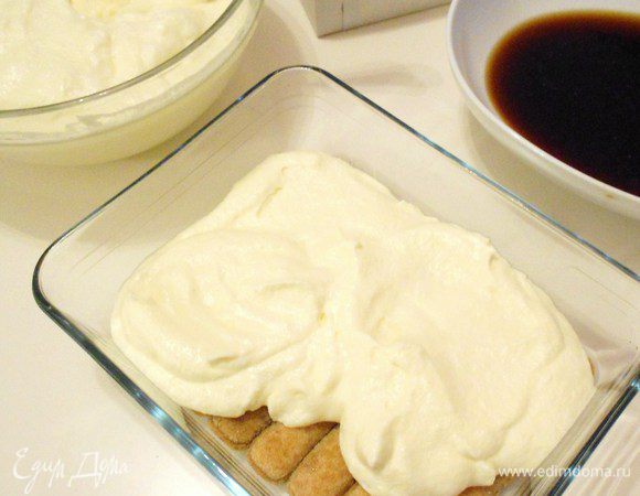 На савоярди выложить половину крема.