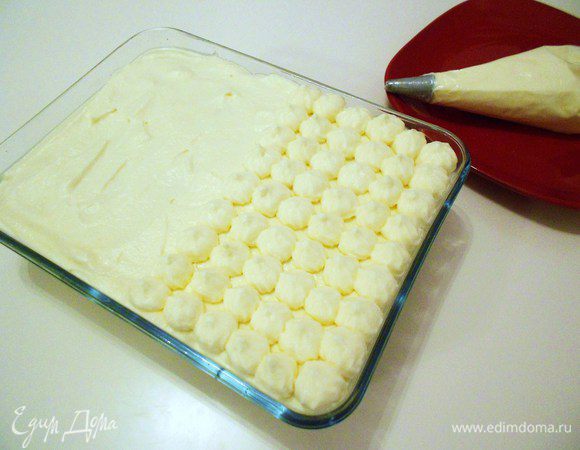 На них выложить оставшийся крем. Если хочется, чтобы особенно изысканно смотрелся десерт, поверхность украшаю кремом из кондитерского мешка. Тогда придется посыпать какао-порошком!