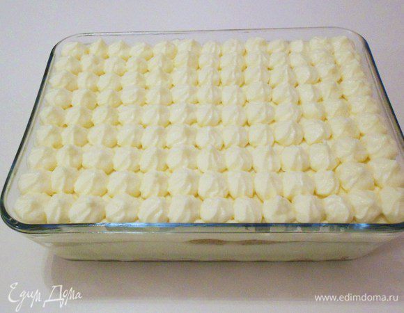 Поставить тирамису на 5–6 часов в холодильник. За это время крем загустеет. Маскарпоне можно заменить густыми деревенскими сливками с рынка. Они не должны быть кислыми. Вместо Амаретто можно использовать миндальную эссенцию. Если Марсалу не могу найти, я добавляю немного (3–4 ст. л.) хорошего коньяка или апельсинового ликера и 1–2 кофейные ложки жидкой миндальной эссенции.