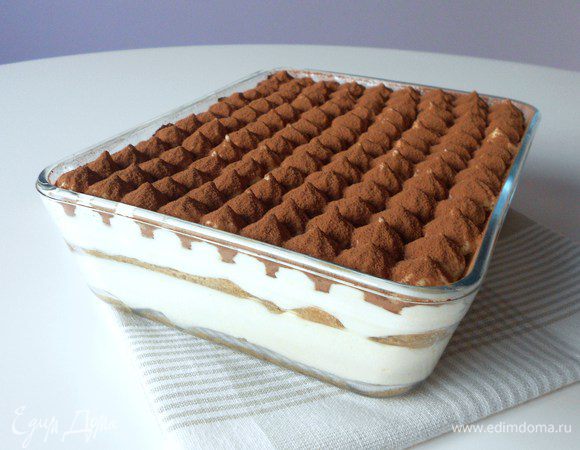 Обычно перед подачей я тру на терке черный охлажденный шоколад прямо на крем, равномерно. Какао смотрится хуже и потом выдыхается. Но, если решите посыпать какао, то делайте это с помощью маленького ситечка.