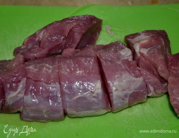 Разогреть сковороду и олив.масло на сред.высоком огне. Филе свинины порезать кусками.