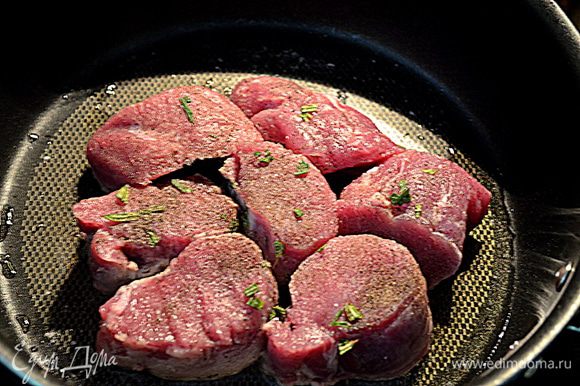 Свинину посолить и поперчить,обсыпать розмарином. Добавить свинину в разогретую сковороду и готовить каждую сторону по 3 мин. или до готовности. Снять с огня и переложить на тарелку.