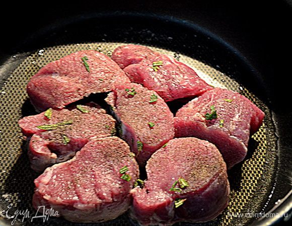 Свинину посолить и поперчить,обсыпать розмарином. Добавить свинину в разогретую сковороду и готовить каждую сторону по 3 мин. или до готовности. Снять с огня и переложить на тарелку.