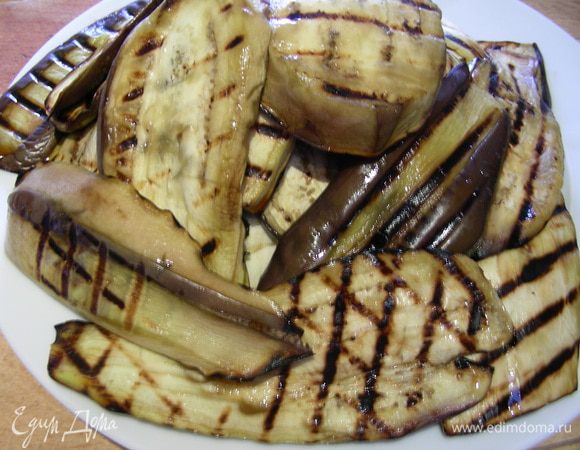 Баклажаны нарезаем пластинами толщиной 1 см. Автор их солила, обваливала в муке и обжаривала на растительном масле. Я их готовила на сковороде-гриль.
