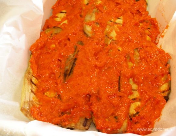 Промазываем соусом.
