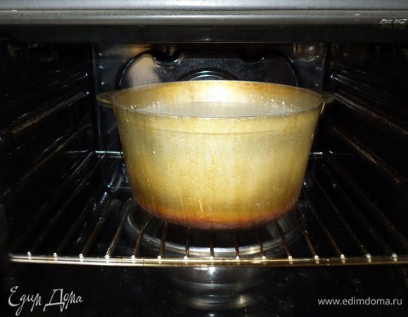 Ставим в духовку.По идее кастрюля с молоком должна вставляться в кастрюлю с водой,но т.к у меня объем ого-го,то я на дно духовки ставлю миску с горячей водой,прямо под дно кастрюли. t 140* минут на 30-40,периодически заглядывая и проверяем,главное чтобы схватилось, но не сварилось!,можно вынуть и перемешать,творог все-равно поднимется наверх,и температуру проверяем опуская палец-горячо,но не обжигает!