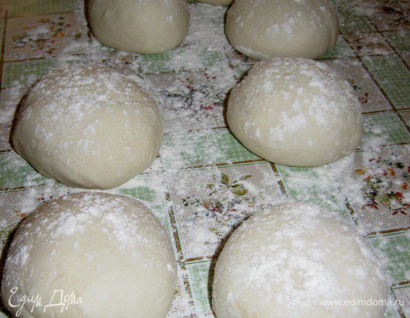 Положите тесто на рабочий стол и поделите на 7 шариков.