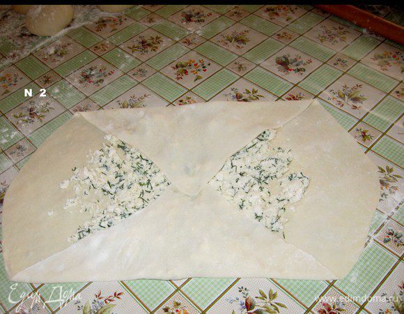 Также отогните второй край теста. 