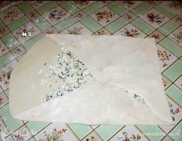 Отогните правую часть и защипните.