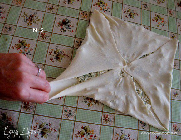 Оттяните один из углов и закрепите в середине.