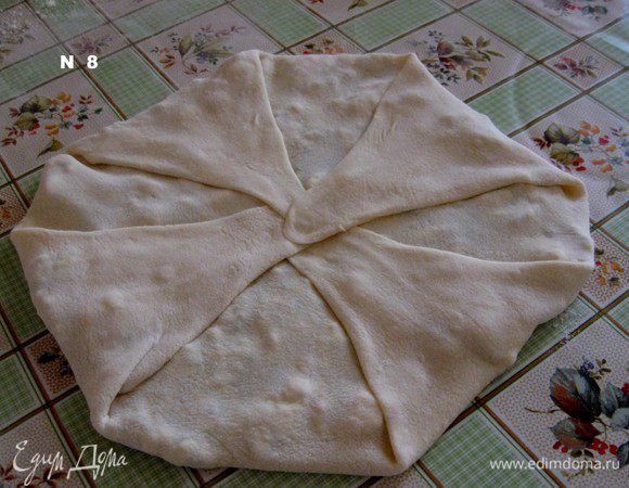 Также сделайте с остальными: оттяните и защипните на середине. 